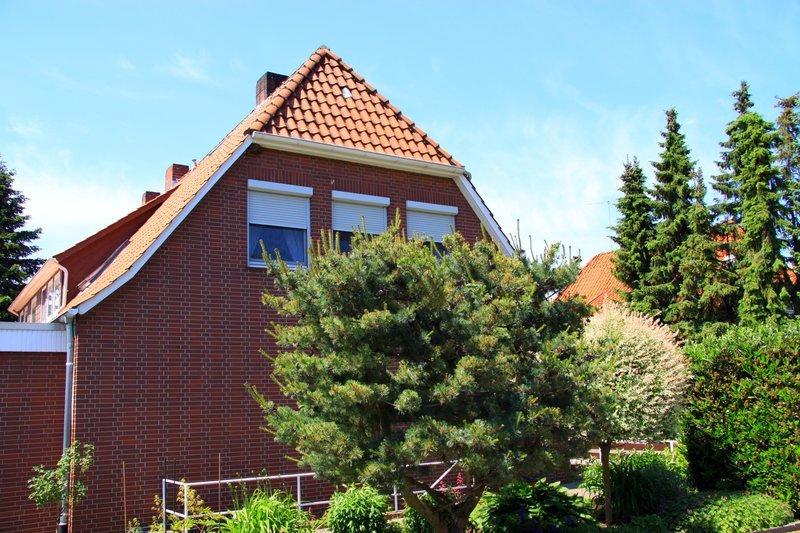 Rollladenkästen in weiß mit Rollläden halb geschlossen