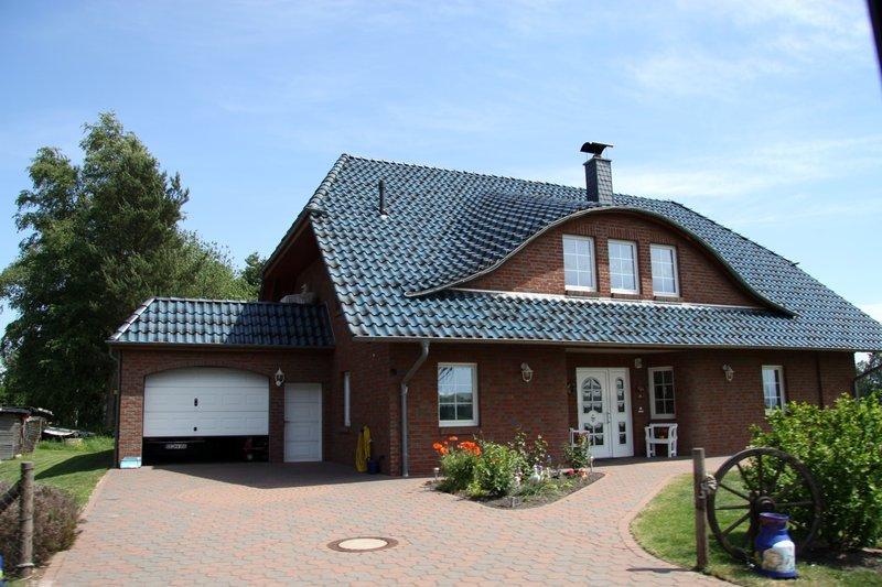 Einfamilienhaus mit Kunststoff-Sprossenfenstern und Haustür in weiß 2