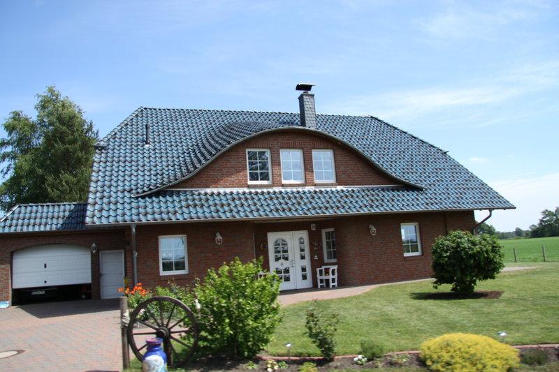 Einfamilienhaus mit Kunststoff-Sprossenfenstern und Haustür in weiß