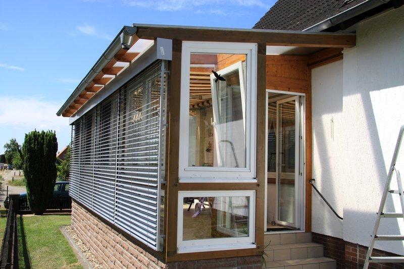 Kunststoff-Fenster in weiß parallel zu Dachlinie