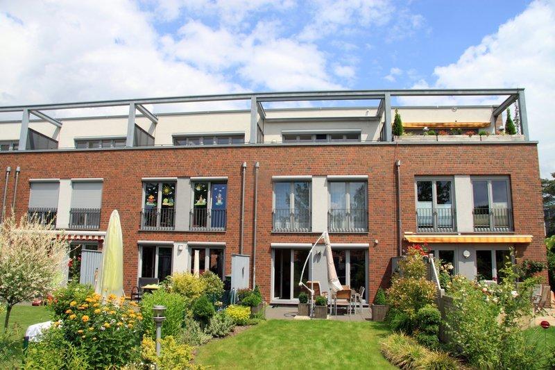 Aluminium Konstruktion für Markisen auf Reihenhaus und graue Fenster