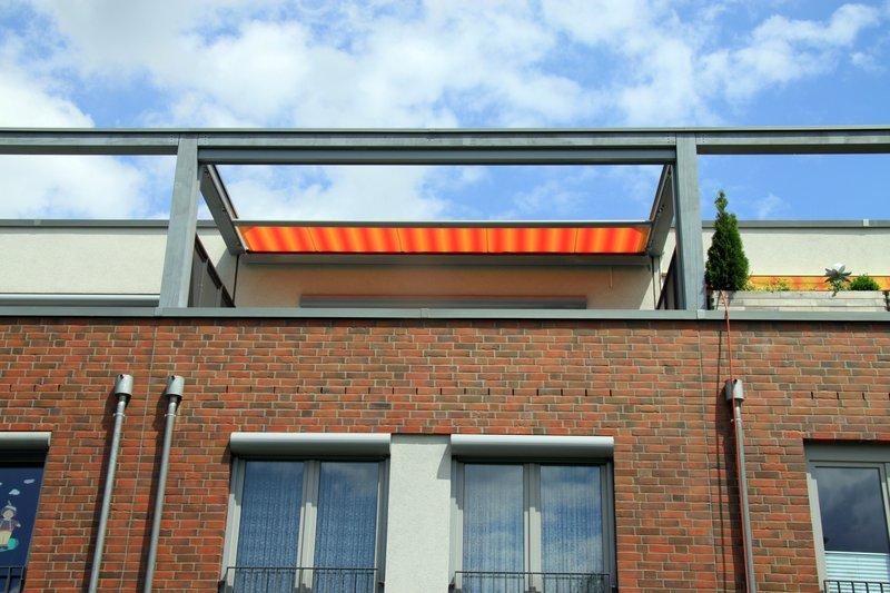 Markise orange-gelb-gestreift auf Dachterrasse 3