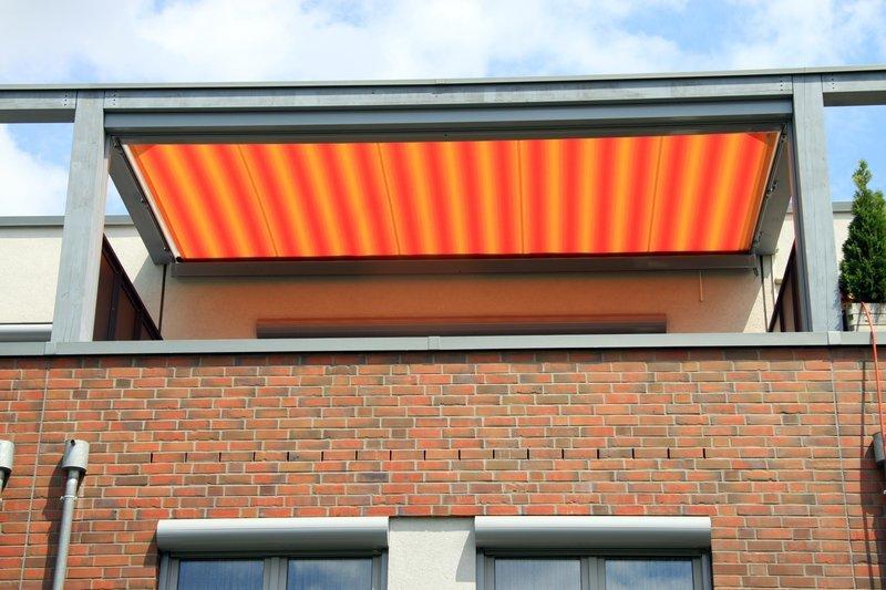 Markise orange-gelb-gestreift auf Dachterrasse
