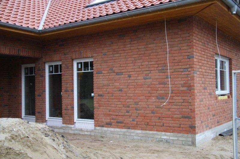 Kunststoff-Fenster in weiß mit Sprossen im Neubau
