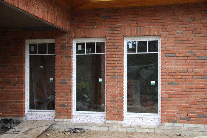 Terrassentüren in weiß im Einbau, Außenansicht