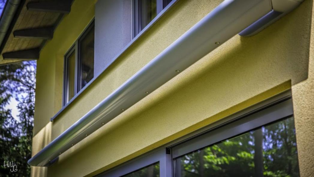 Markise mit Lichtleiste, eingefahren