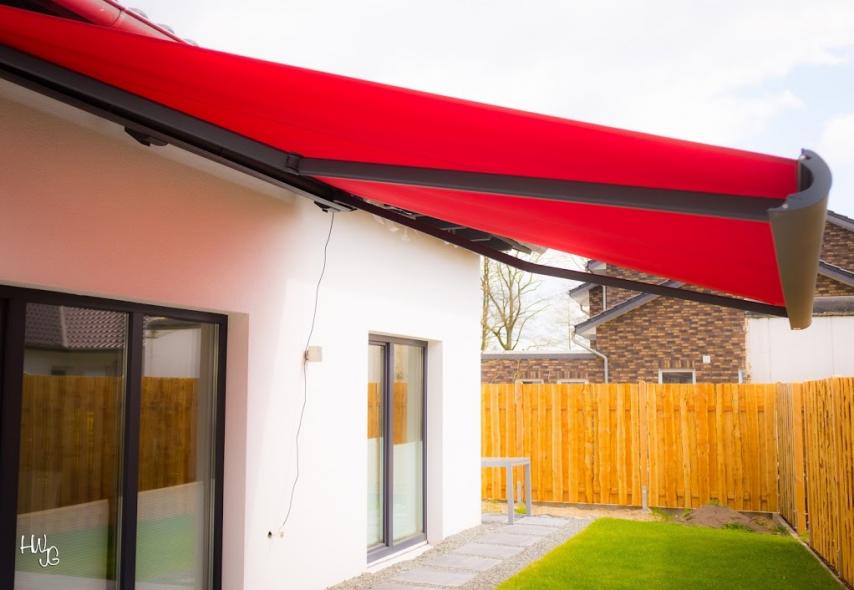 Markise in rot mit Rahmen in grau