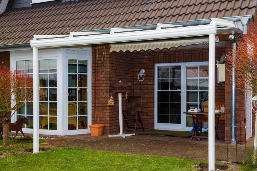 Terrassenüberdachung in weiß mit Glasdach