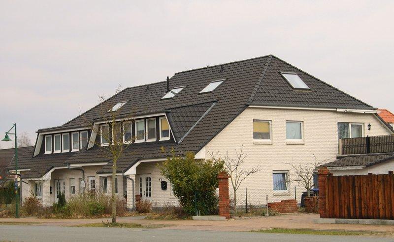 Reihenhaus mit Fenstern in weiß  2