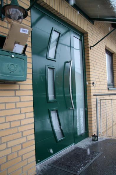 Haustür in dunkelgrün mit Seitenteil, Seitenansicht
