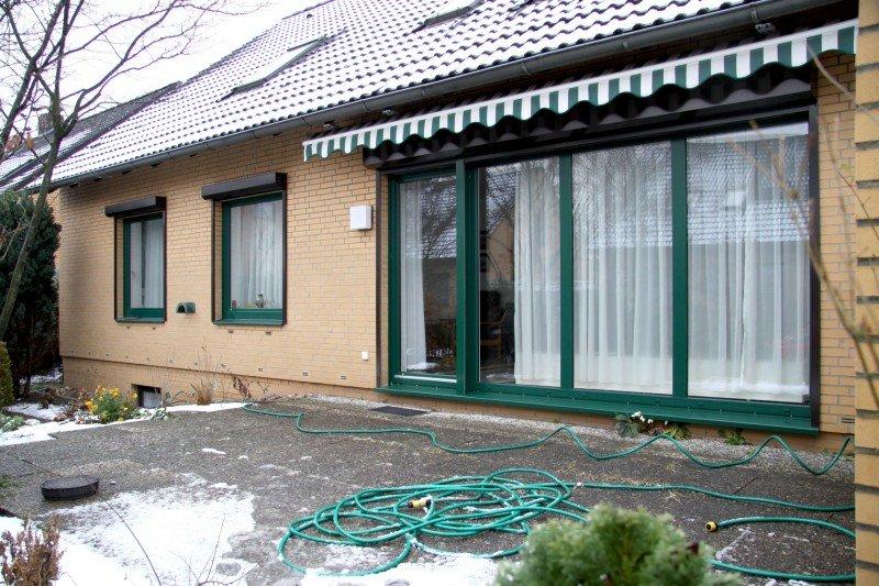 Terrassentür und Fenster in dunkelgrün 
