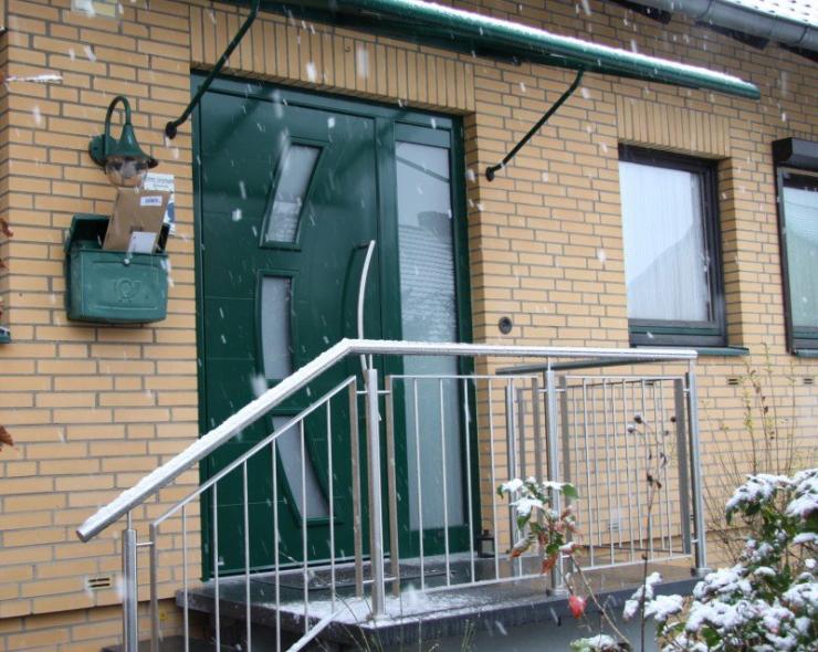 Haustür in dunkelgrün mit Seitenteil